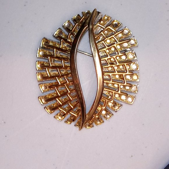 GOLD BROOCH WITH MOCK STONE EFFECT COSTUME - Picture 1 of 1
